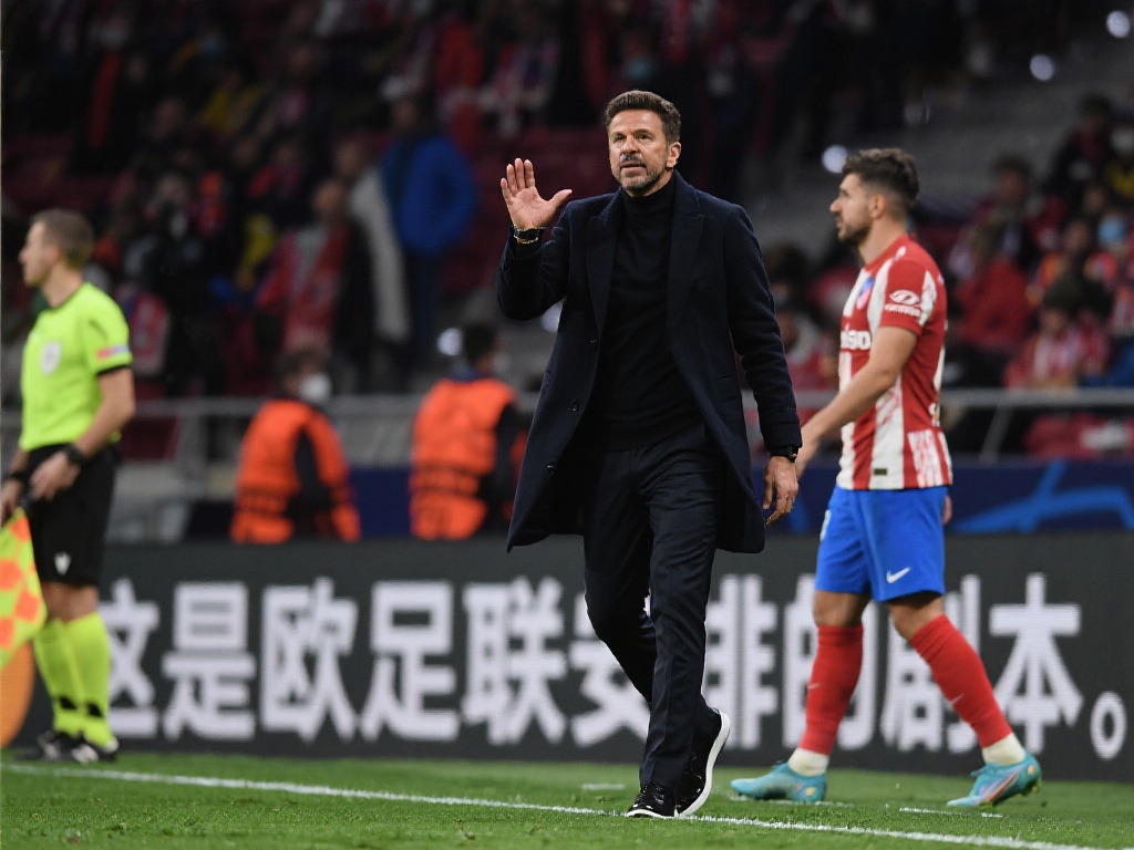 在防守端依 在防守端依